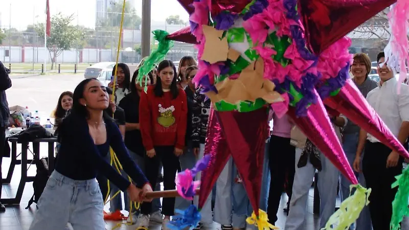 La tradicional piñata no pudo faltar en este día.